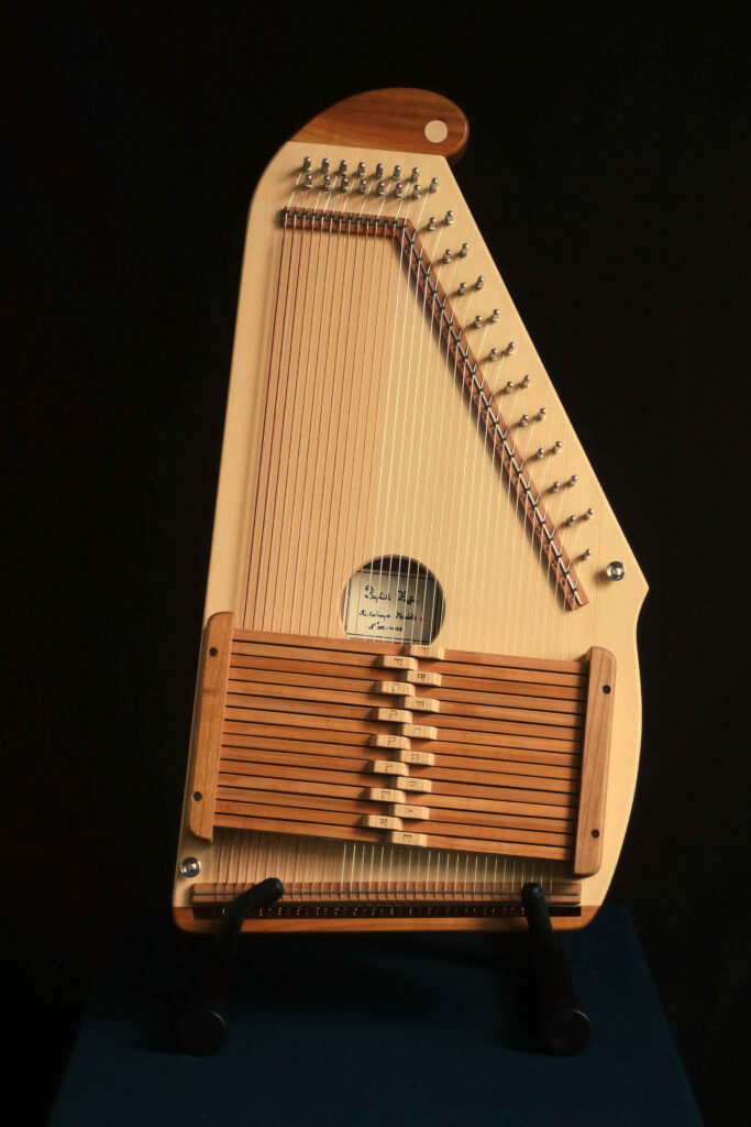 Autoharpe de luthier, fabrication France, Atelier de l'Autoharpe. Crédit : B. Fajfer