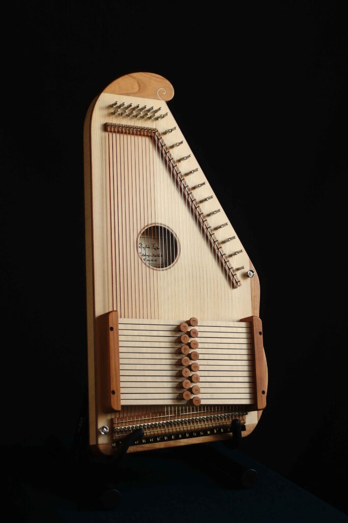 Autoharpe de luthier, fabrication France, Atelier de l'Autoharpe. Crédit : B. Fajfer